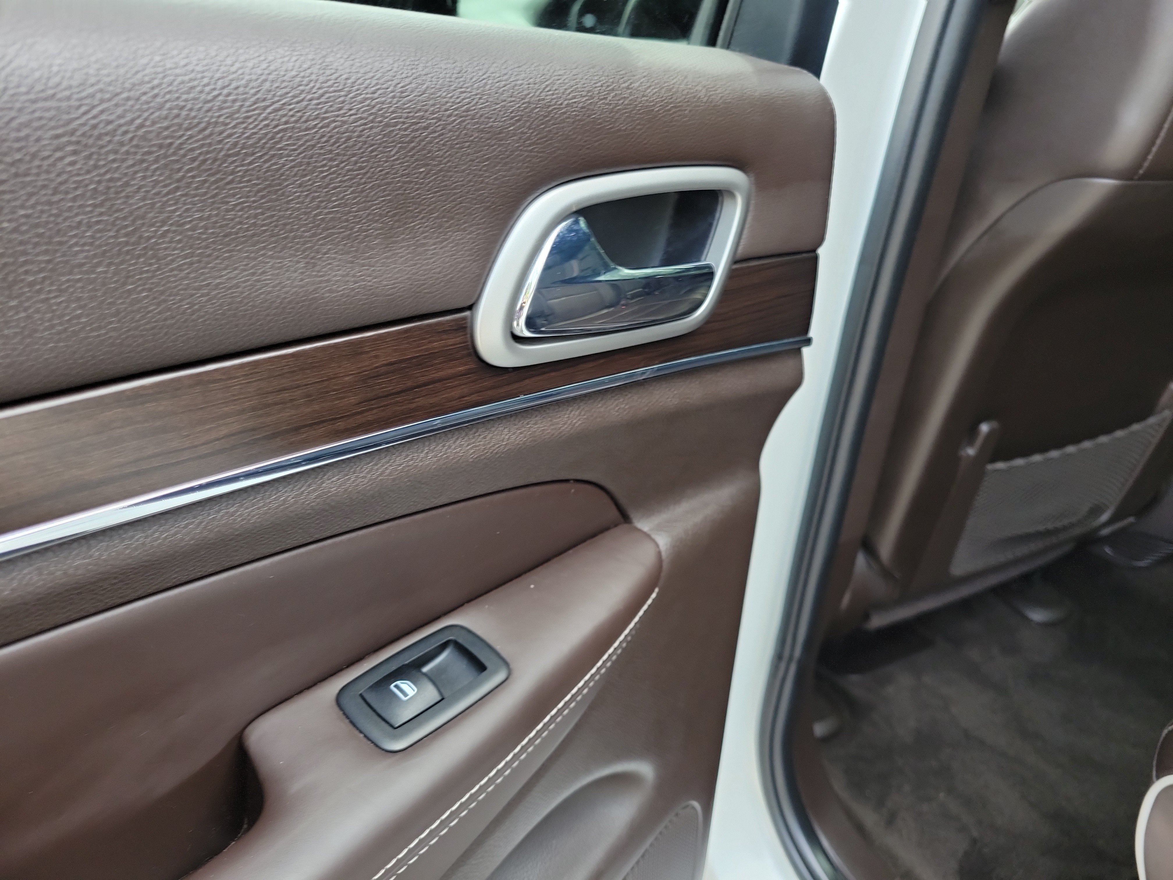 Used 2018 Ivory 3-Coat Jeep Overland image 13