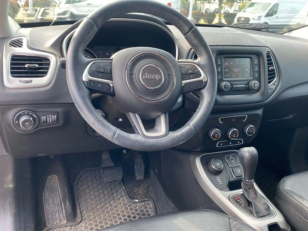 Used 2018 Granite Crystal Metallic Clearcoat Jeep Latitude image 3