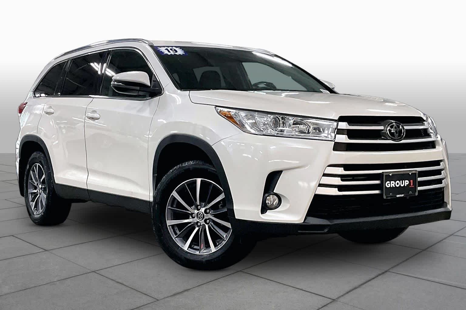 Used 2019 Blizzard Pearl Toyota XLE image 3