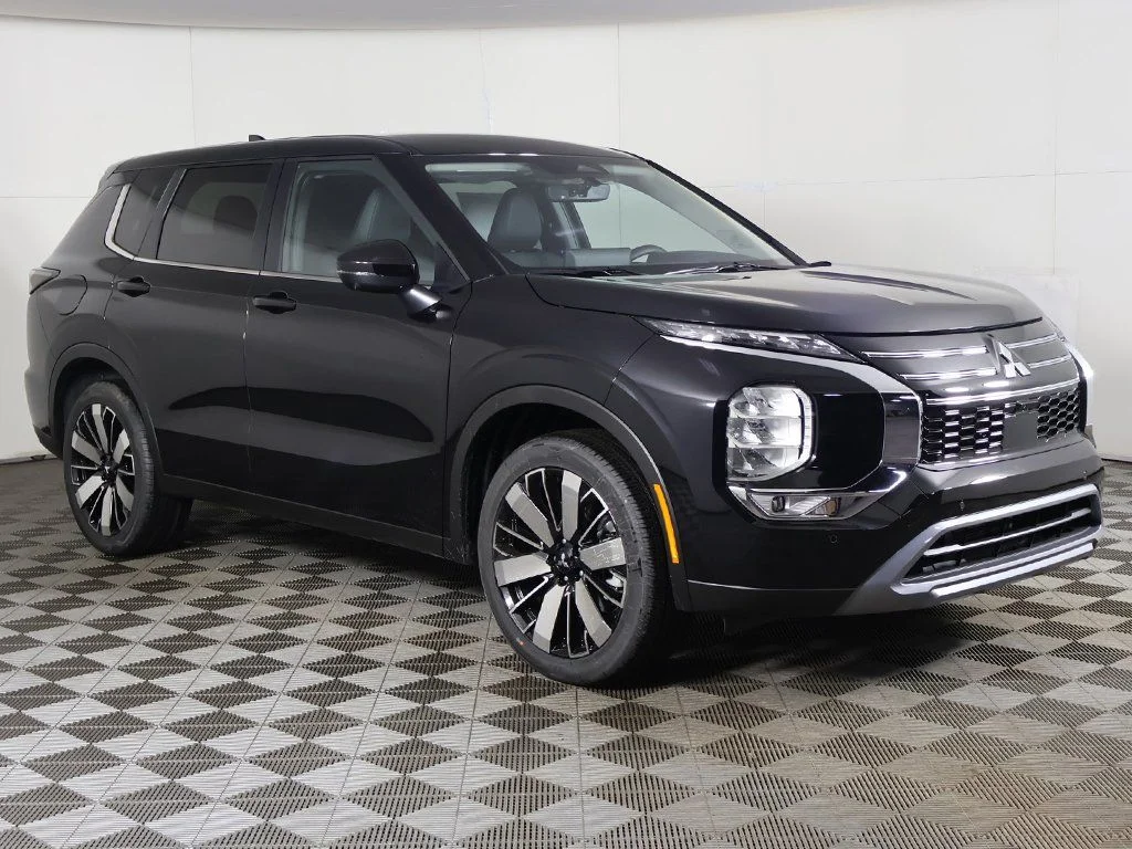 New 2026 Black Mitsubishi SE image 2