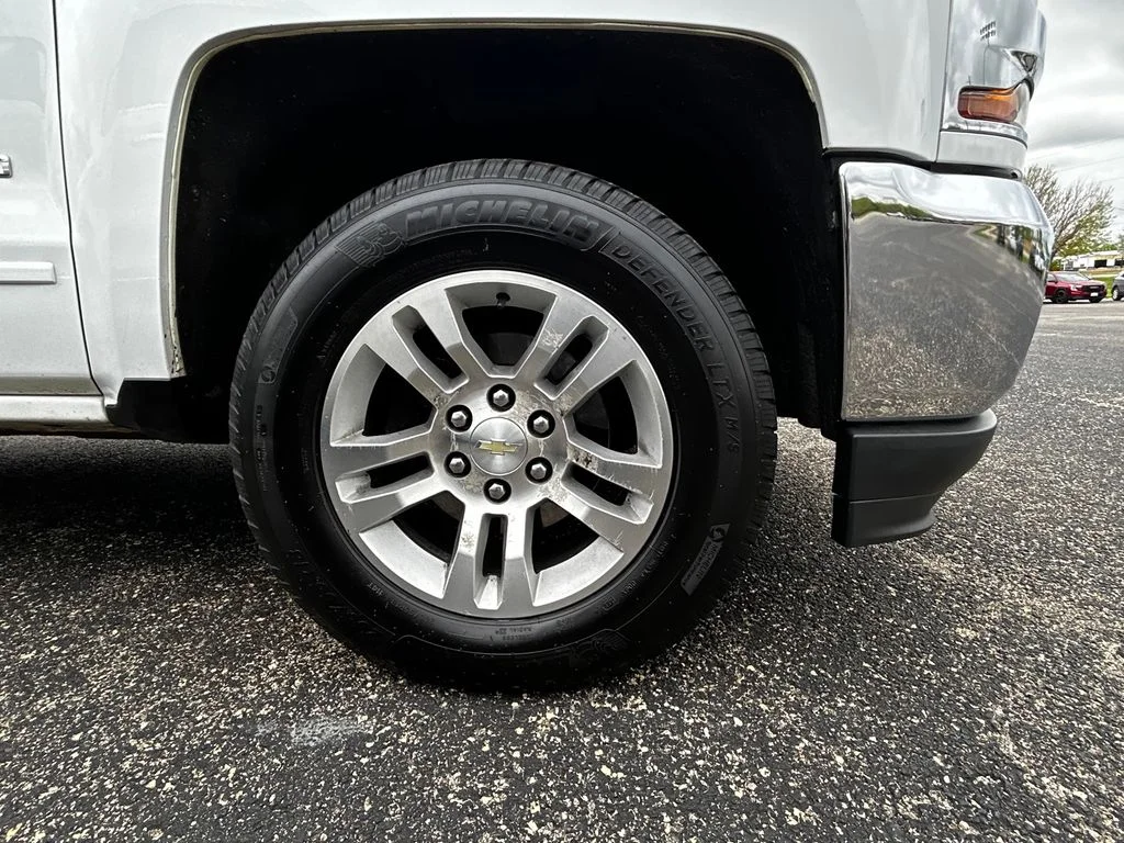 Used 2018 White Chevrolet LT image 9