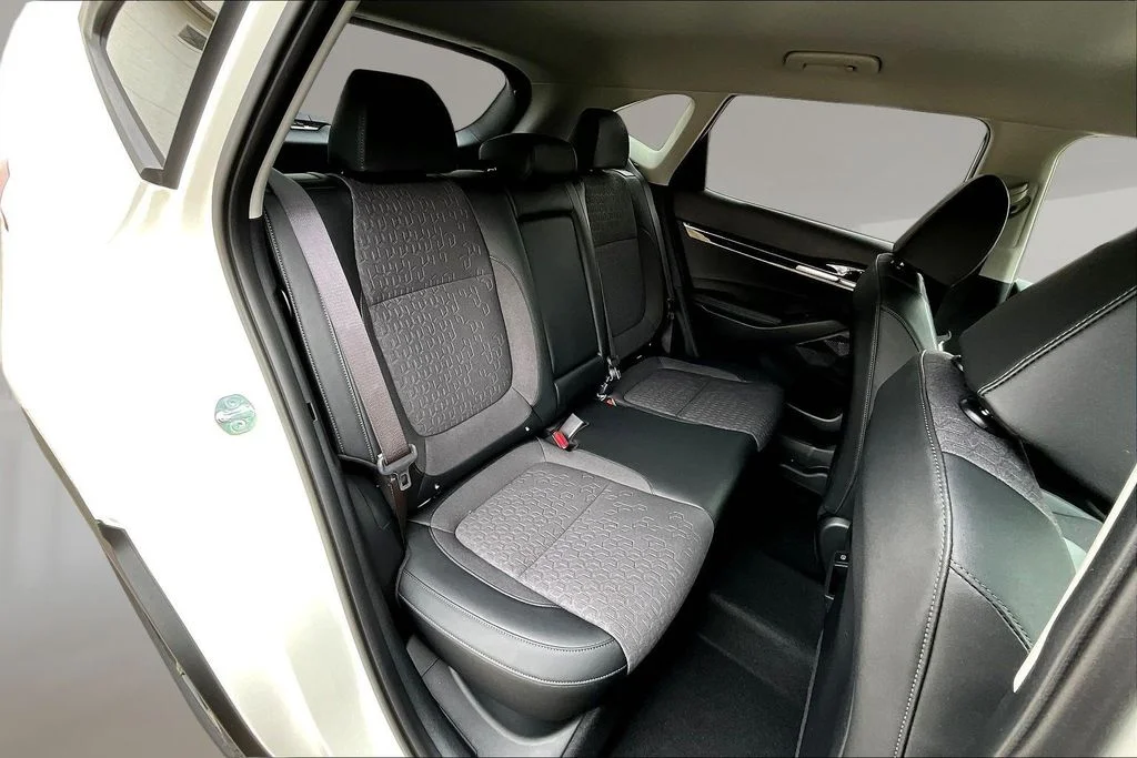 New 2026 Clear White / Black Roof Kia S image 10