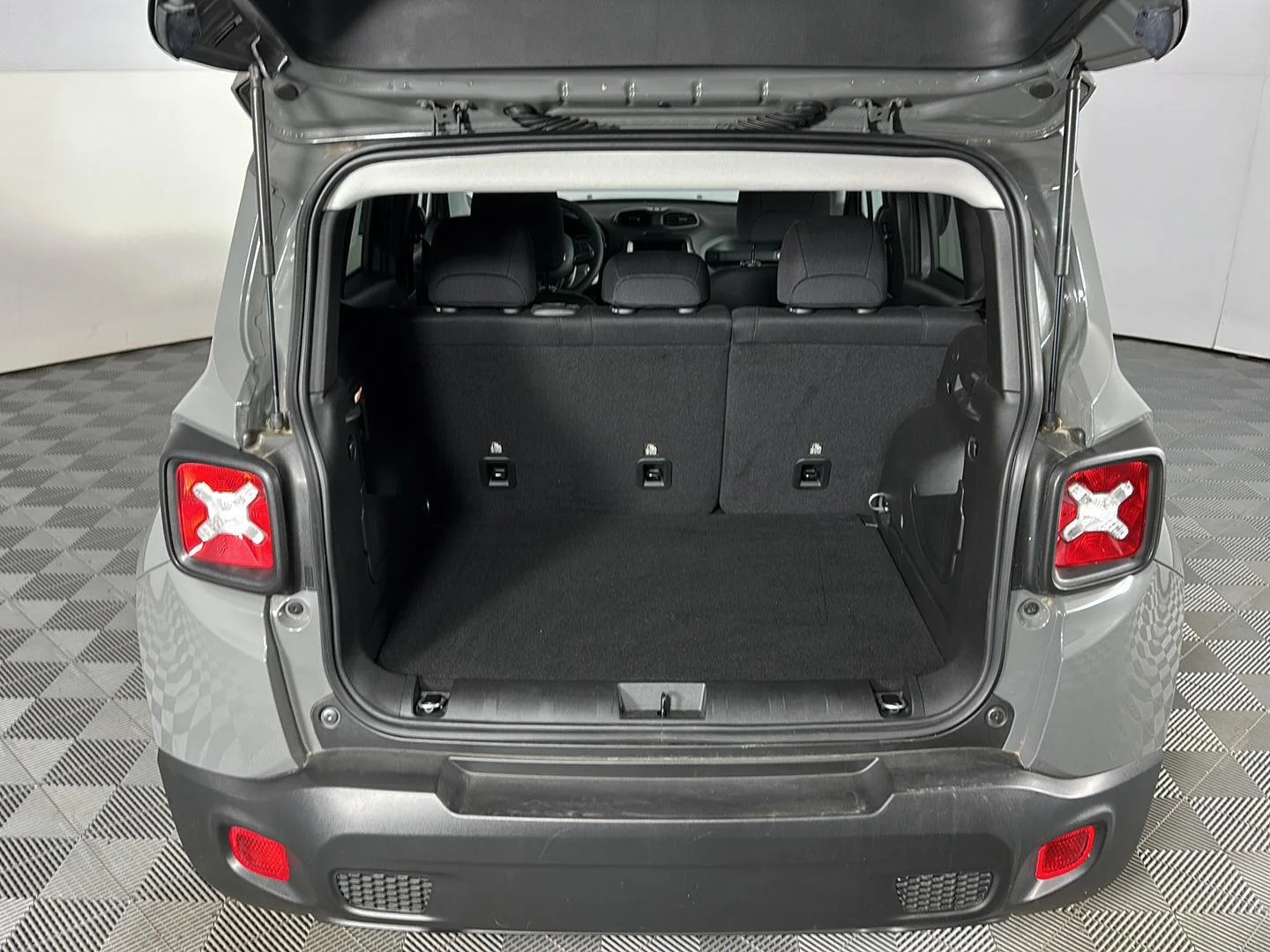 Used 2022 Sting-Gray Clearcoat Jeep Latitude image 9