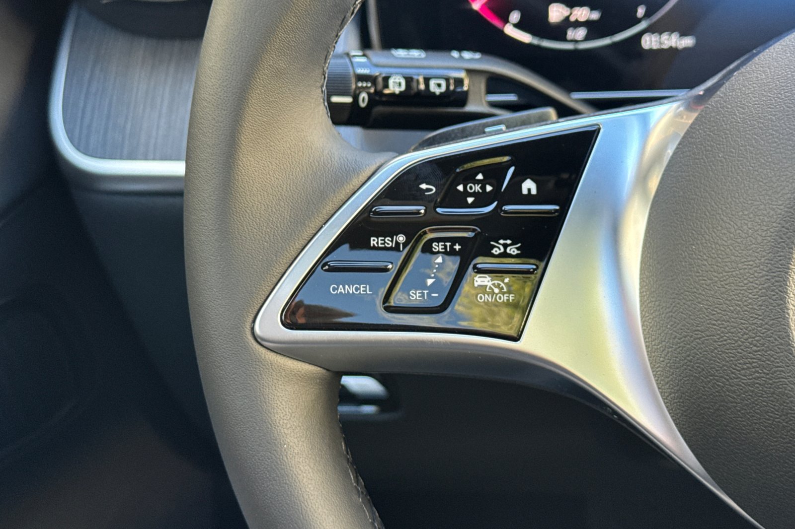 New 2027 Graphite Grey Metallic Mercedes-Benz GLC 300 image 28