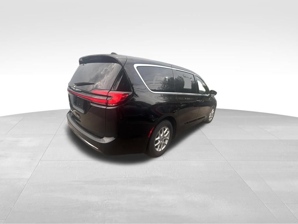 Used 2025 Black Chrysler Select image 7