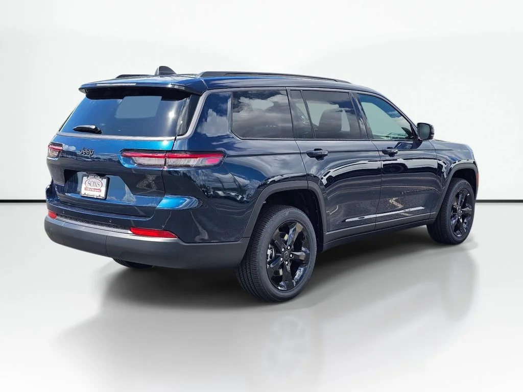 New 2027 Fathom Blue Pearl-Coat Paint Jeep Limited image 8