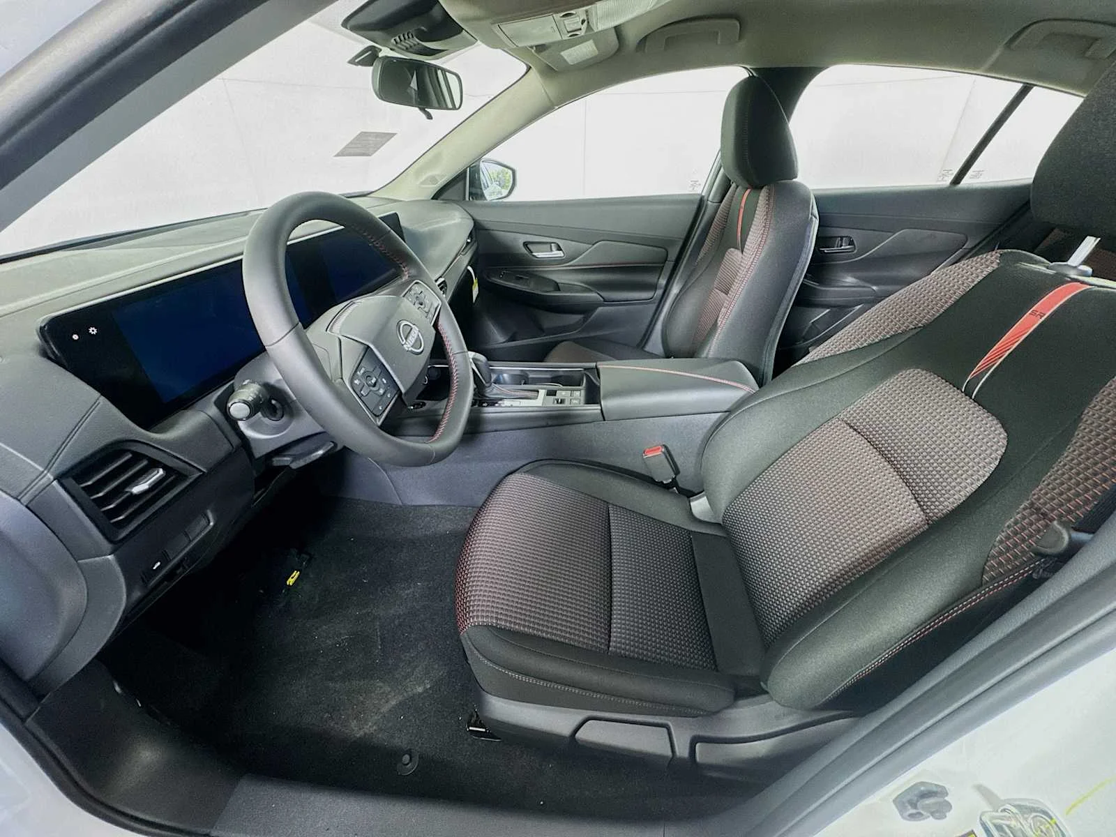New 2026 Aspen White TriCoat / Super Black Two-tone Nissan SR image 4