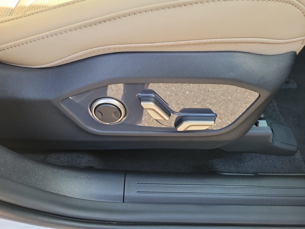 New 2027 Glacial White Pearl Kia EX image 9
