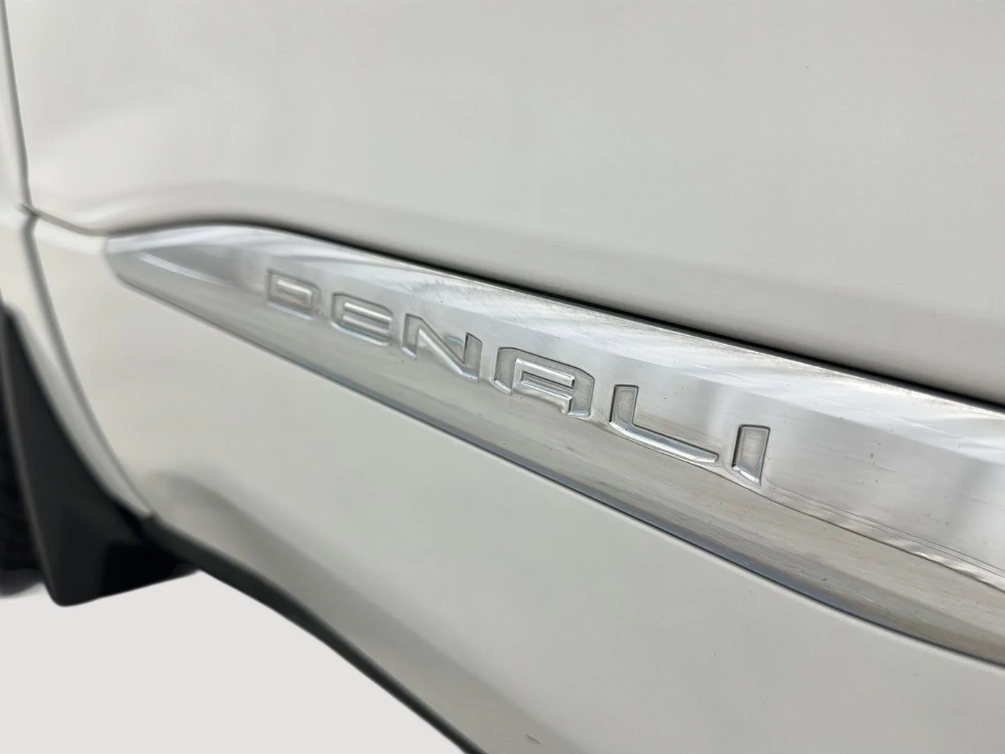 Used 2022 White Frost Tricoat GMC Denali image 33