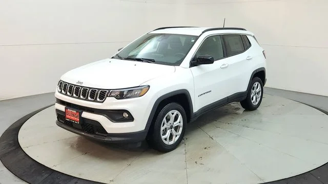 New 2026 Bright White Clear-Coat Exterior Paint Jeep Latitude image 3