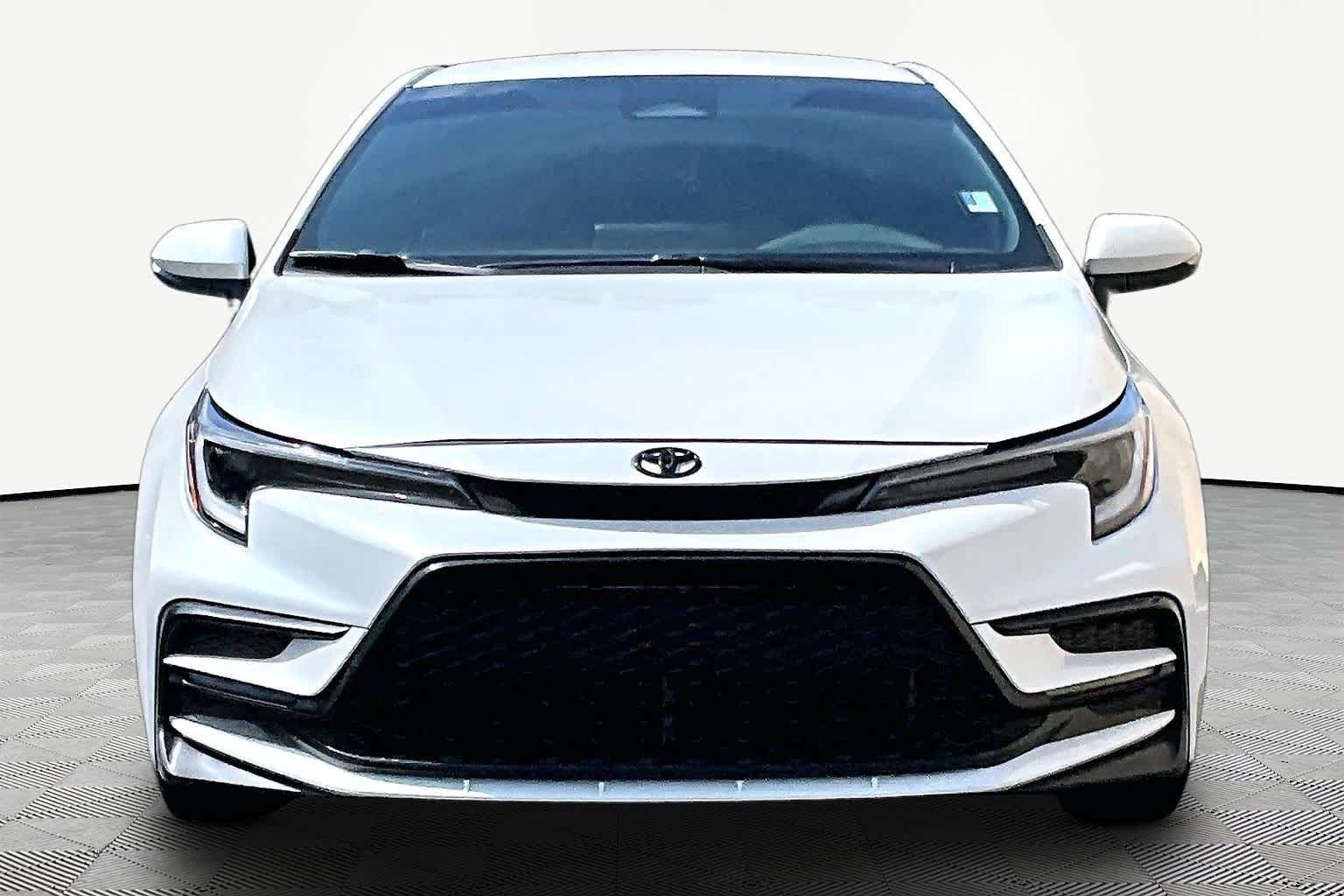 Used 2025 Wind Chill Pearl Toyota SE image 4