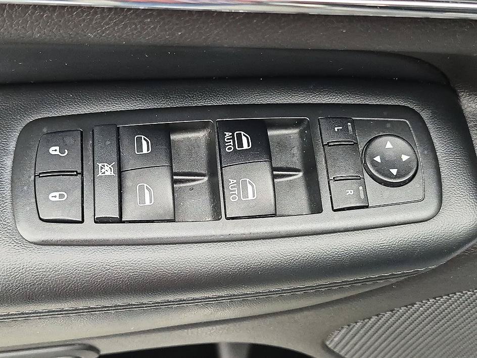 Used 2018 Granite Crystal Metallic Clearcoat Jeep Limited image 13