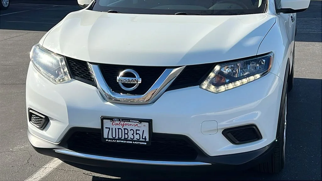 Used 2016 Glacier White Nissan S image 3