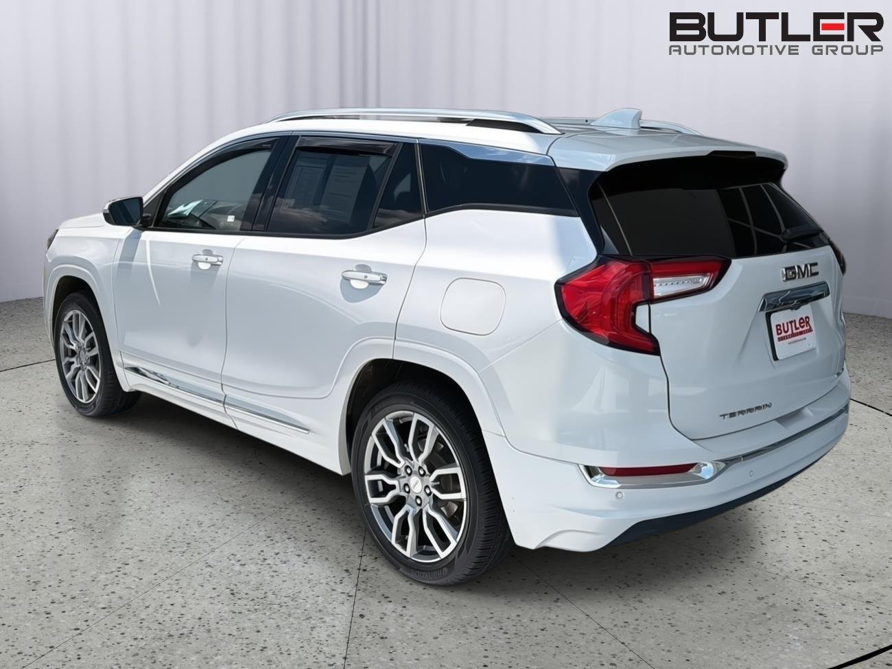 Used 2024 White Frost Tricoat GMC Denali image 4