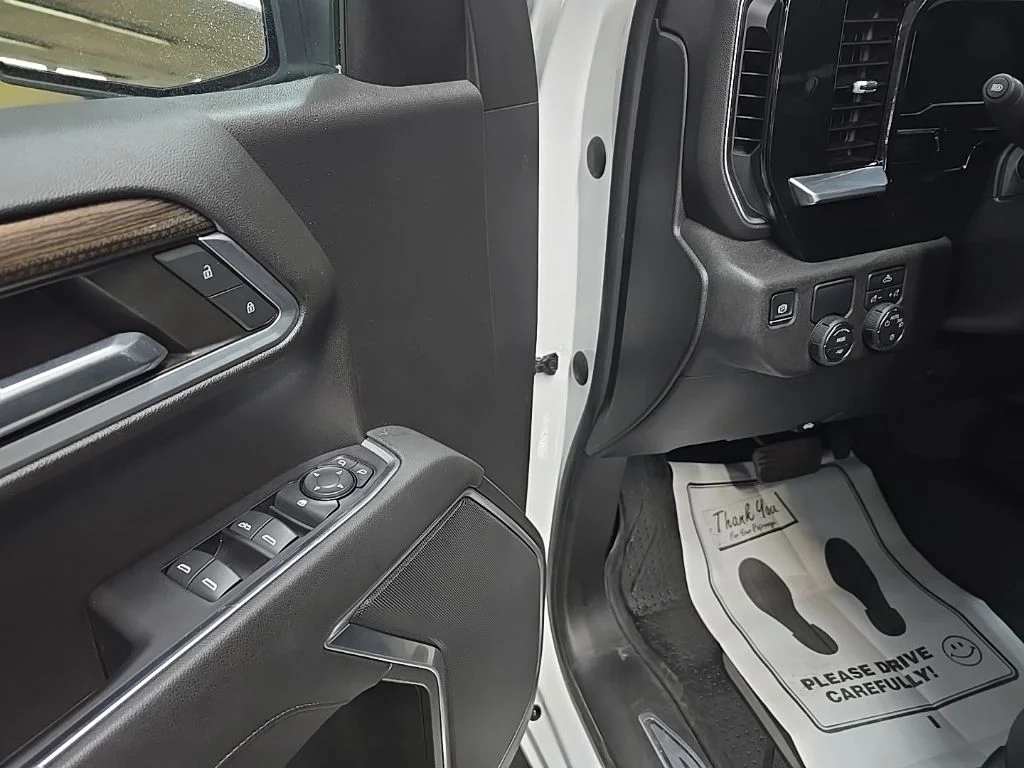 Used 2022 White Chevrolet LT image 27