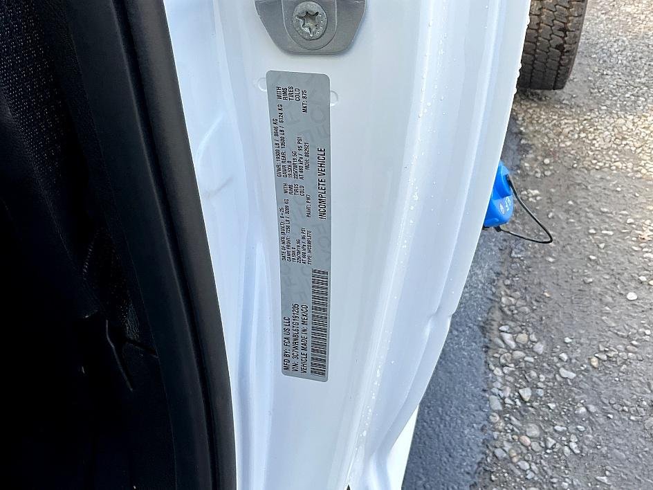 New 2026 Bright White Clear-Coat Exterior Paint RAM Tradesman image 38
