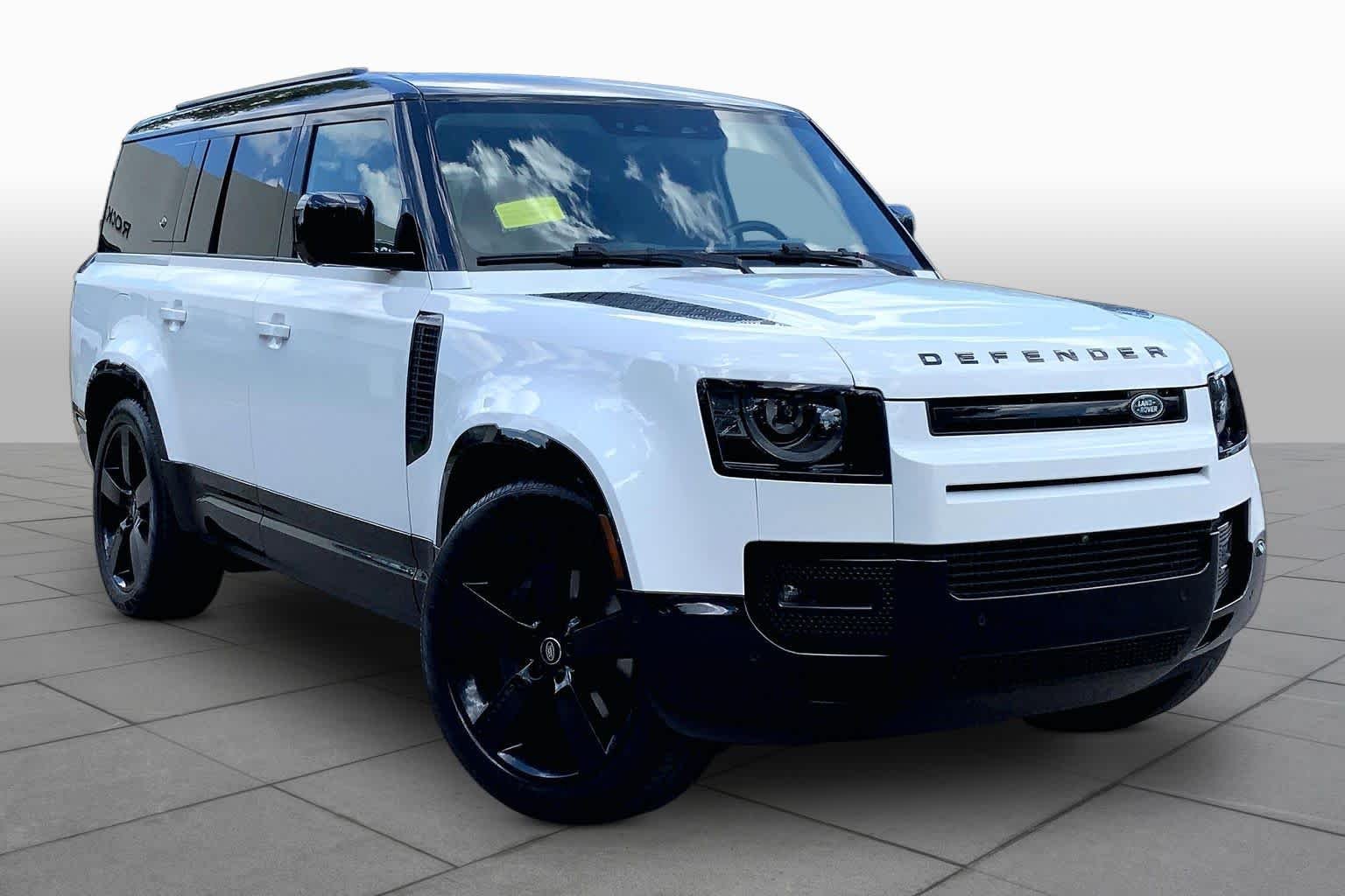 Used 2024 Fuji White Land Rover X-Dynamic SE image 3