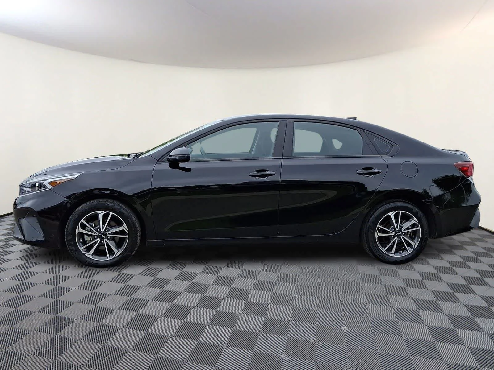 Used 2023 Aurora Black Kia LXS image 8