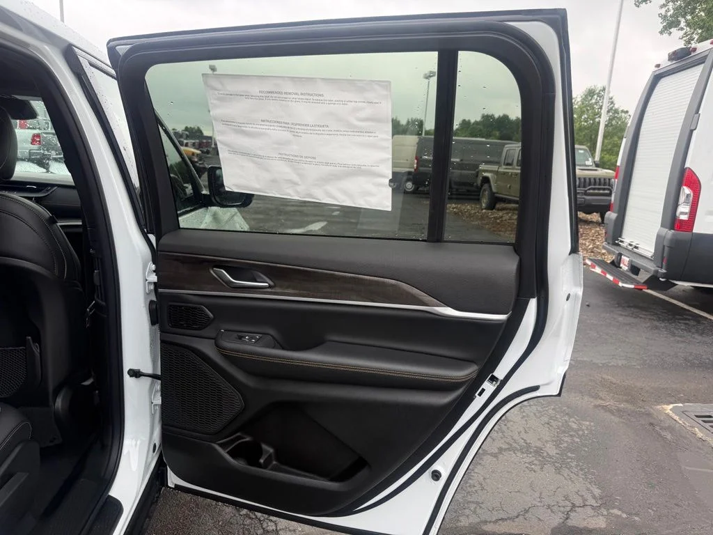 New 2026 Bright White Clear-Coat Exterior Paint Jeep  image 53