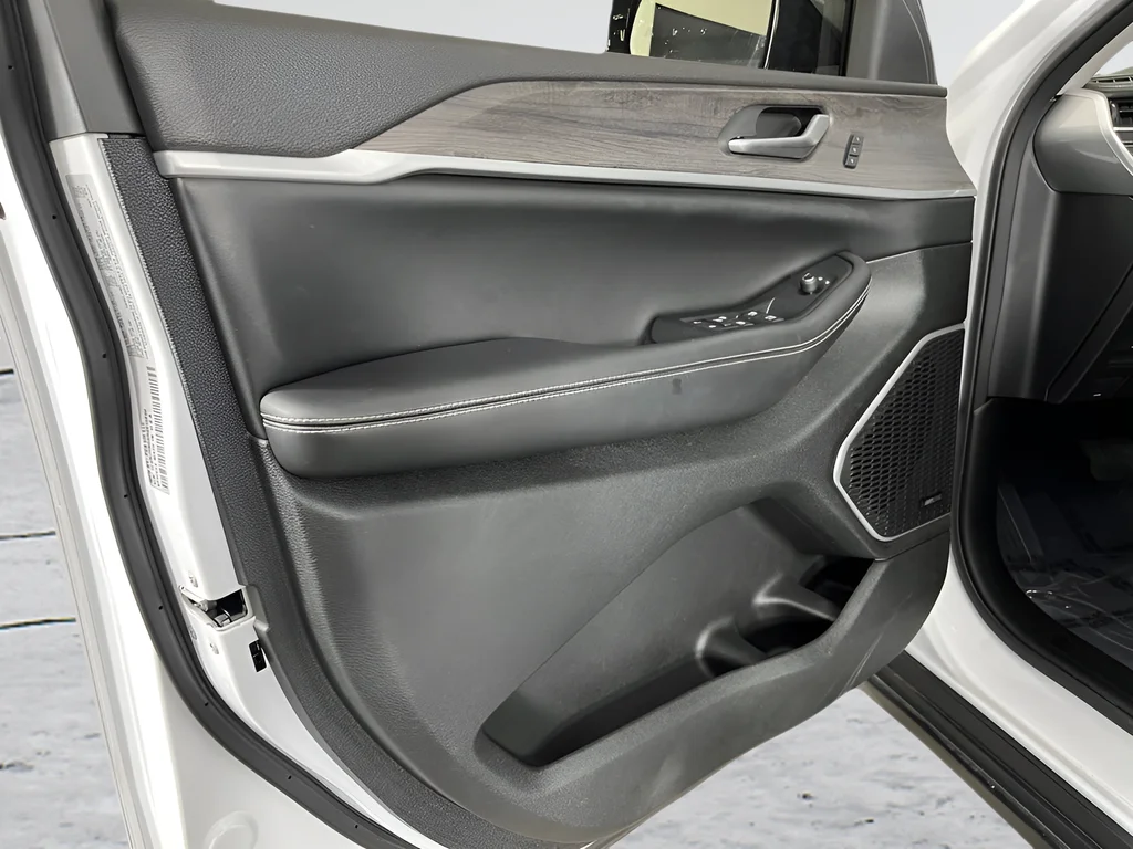 Used 2024 White Jeep Limited image 9