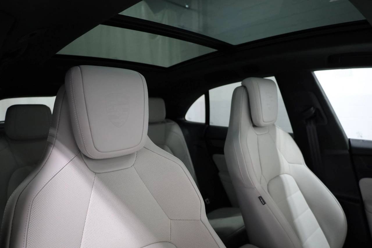 2025 Porsche Macan Turbo Electric - Photo 22
