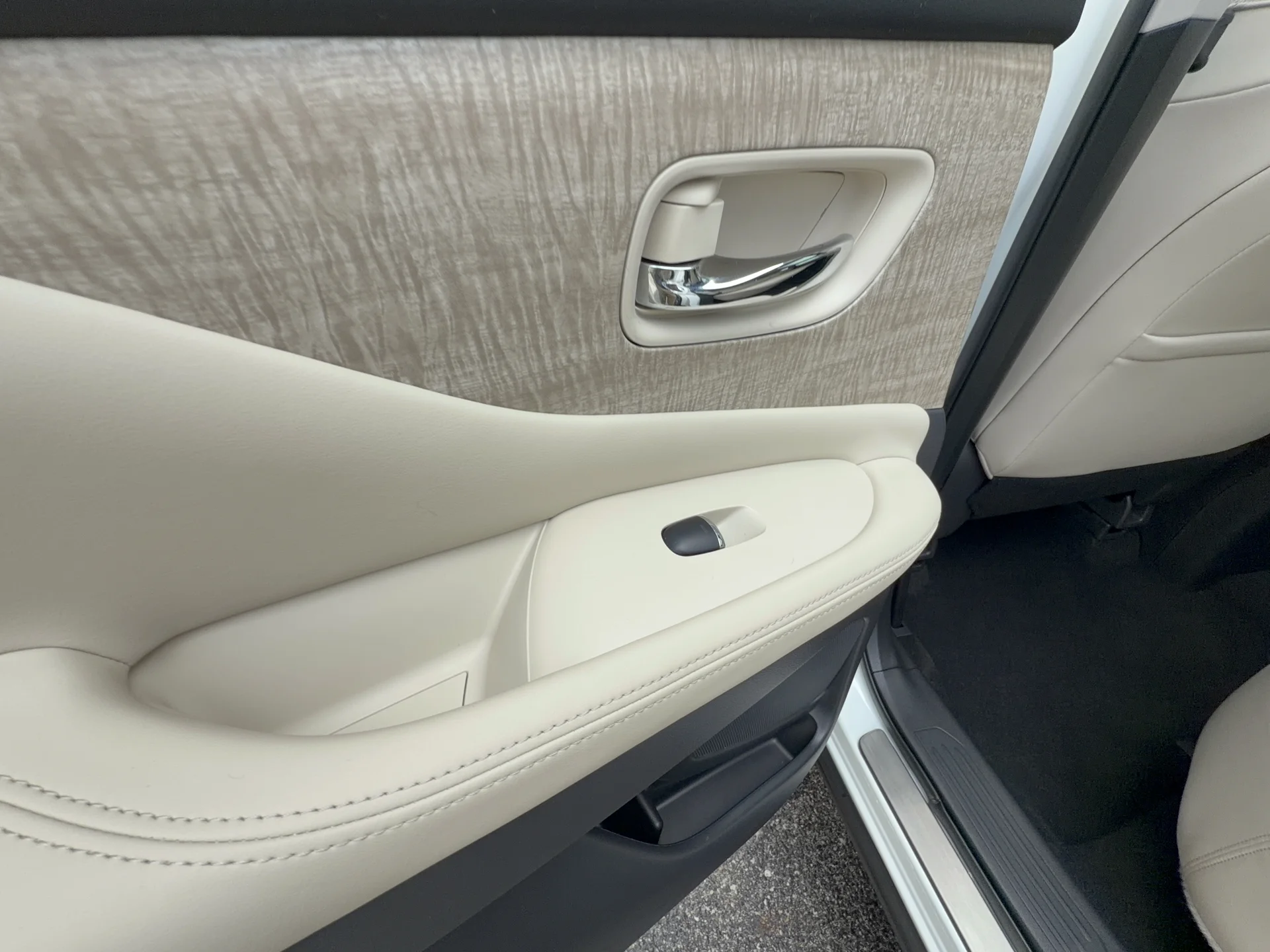 Used 2024 Pearl White TriCoat Nissan SL image 19