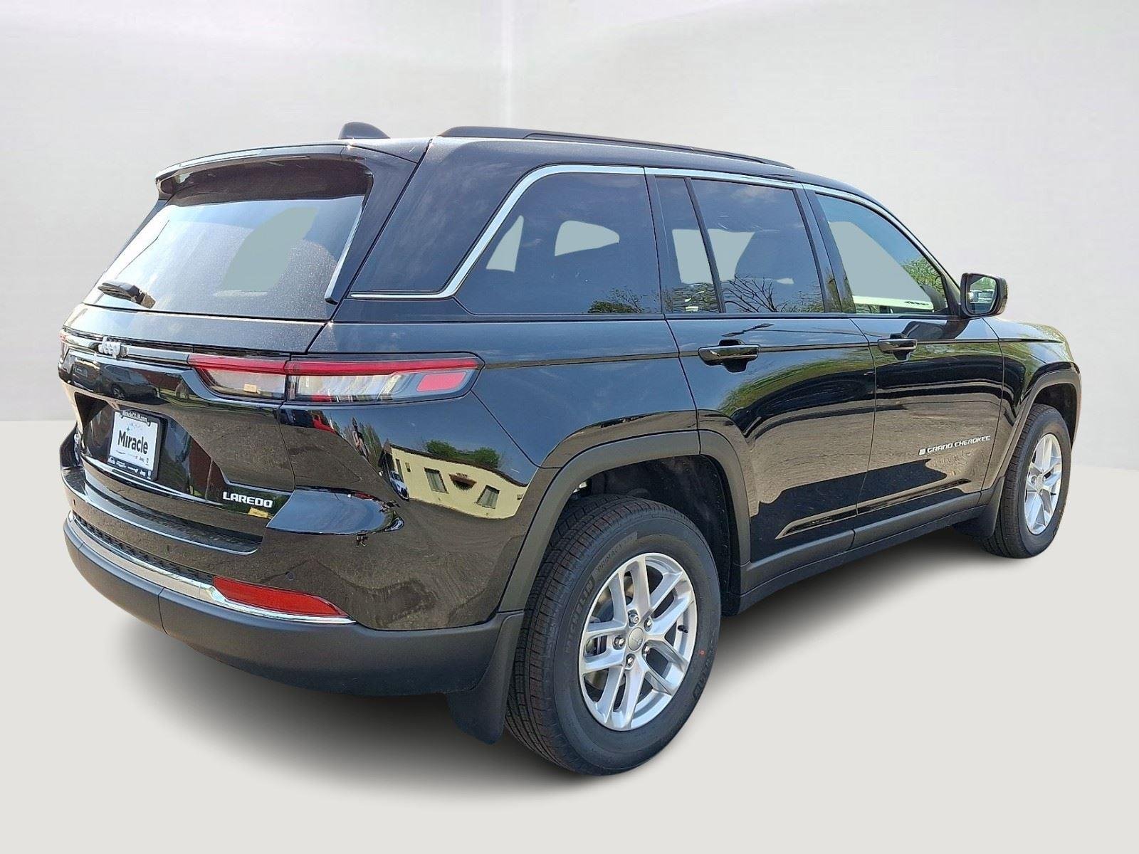 New 2026 Diamond Black Crystal Pearlcoat Jeep Laredo X image 3