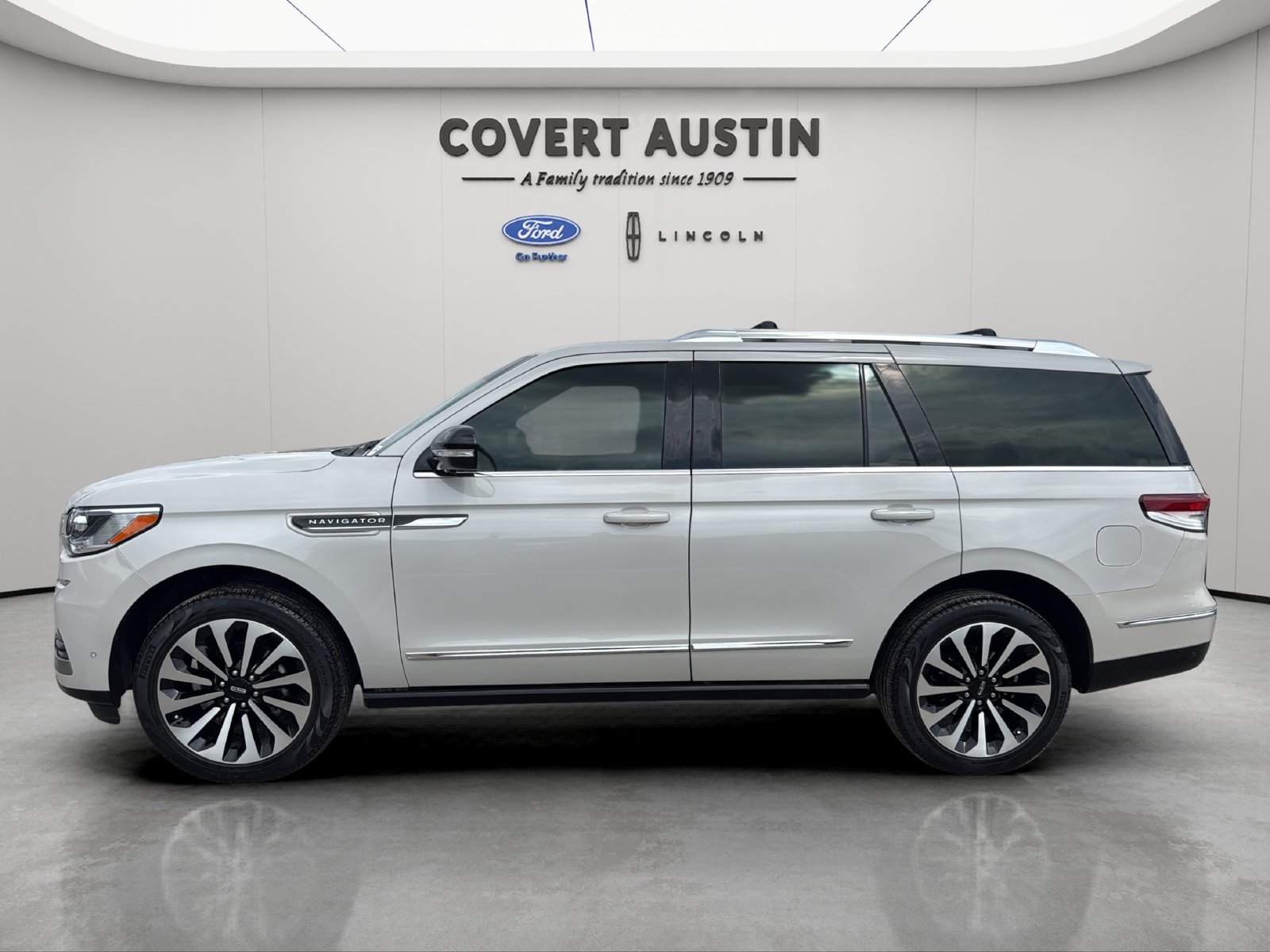Used 2024 White Lincoln Reserve image 2