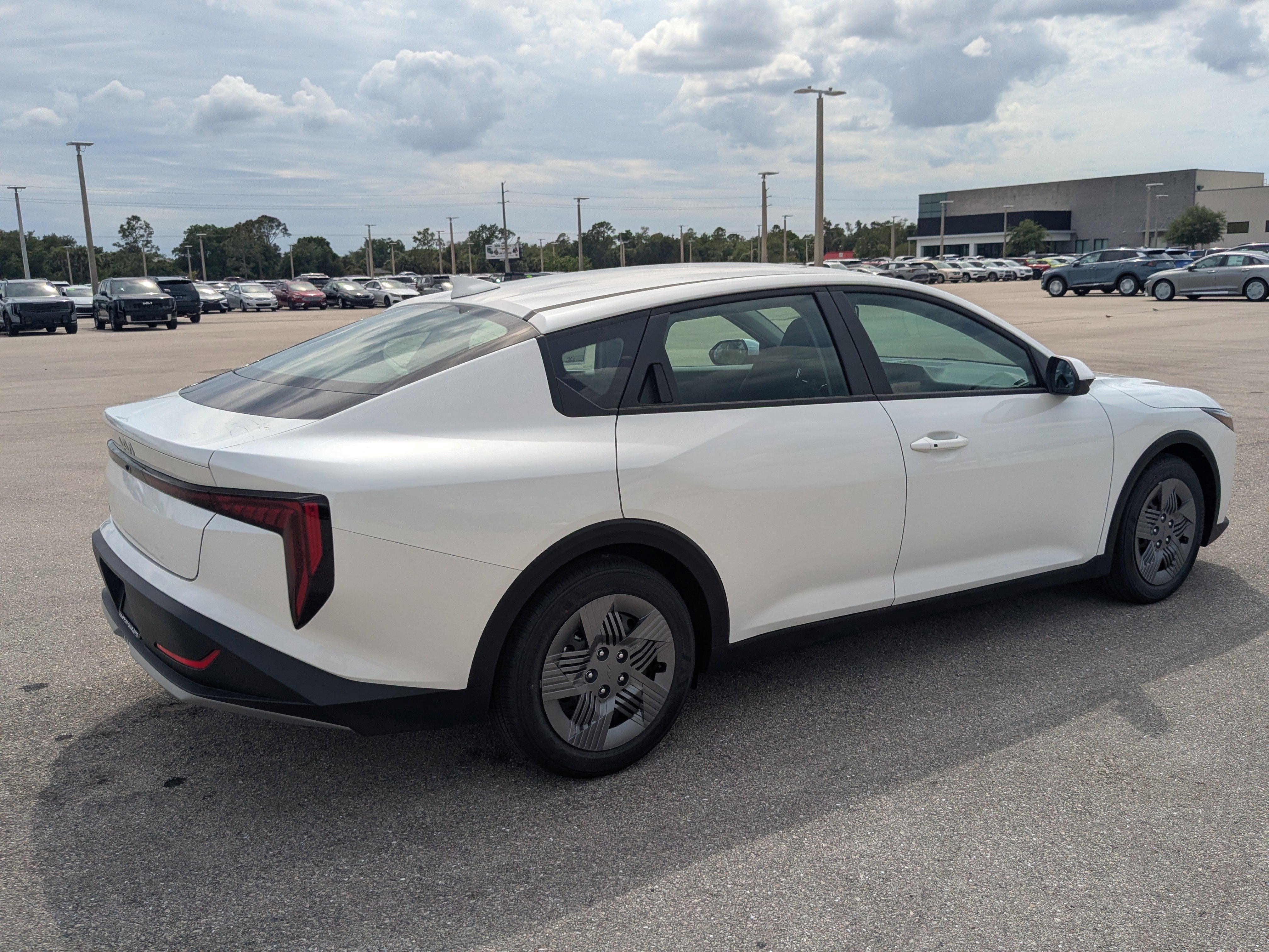 New 2026 Snow White Pearl Kia LX image 5