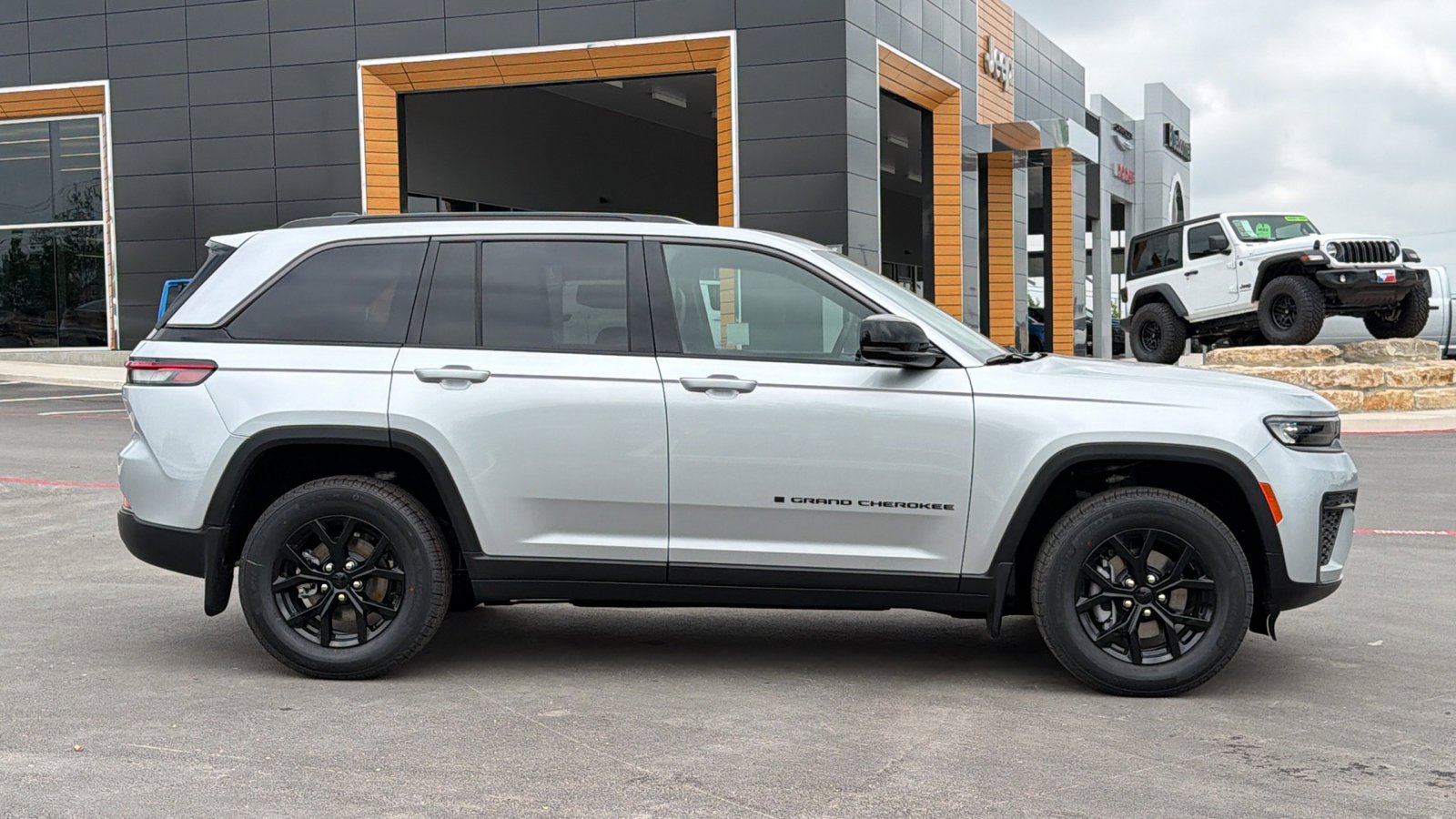 New 2026 Silver Zynith Exterior Paint Jeep Laredo Altitude image 4