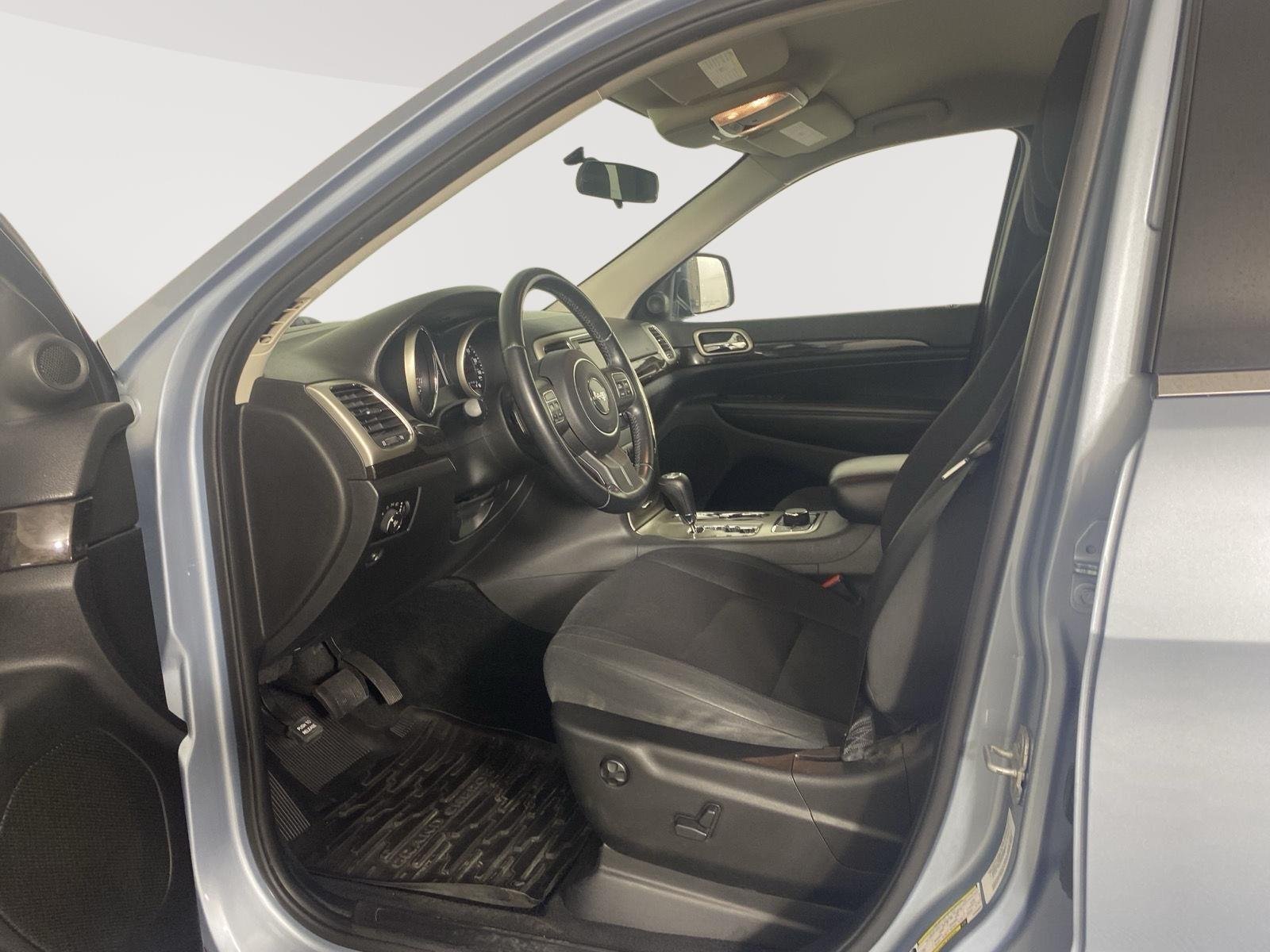 Used 2012 Winter Chill Pearl Jeep Laredo image 2