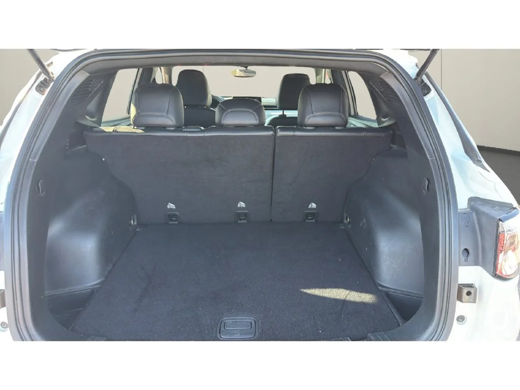Used 2024 White Jeep Latitude image 9