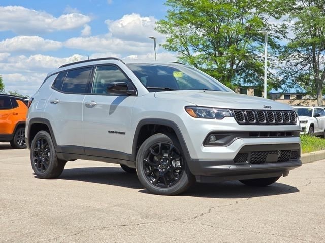 New 2026 Silver Zynith Metallic Clear-Coat Exterior Paint Jeep Latitude image 2