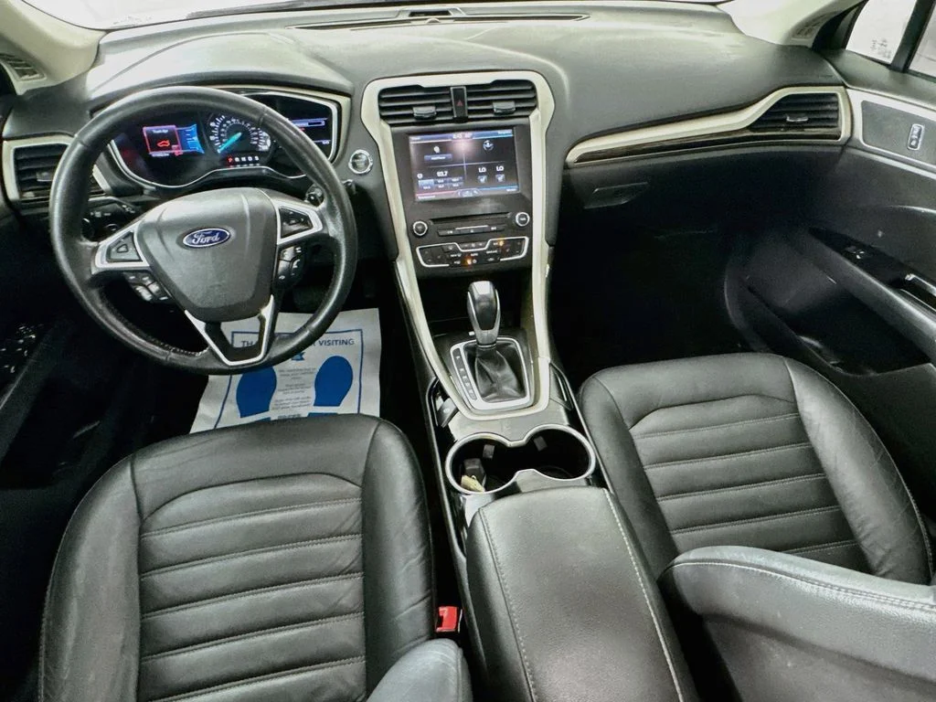 Used 2016 White Platinum Clearcoat Metallic Ford SE image 28