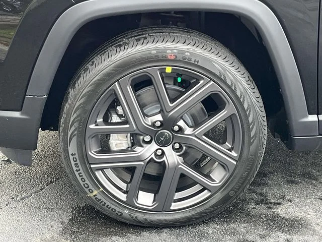 New 2026 Diamond Black Crystal Pearlcoat Jeep Latitude image 8