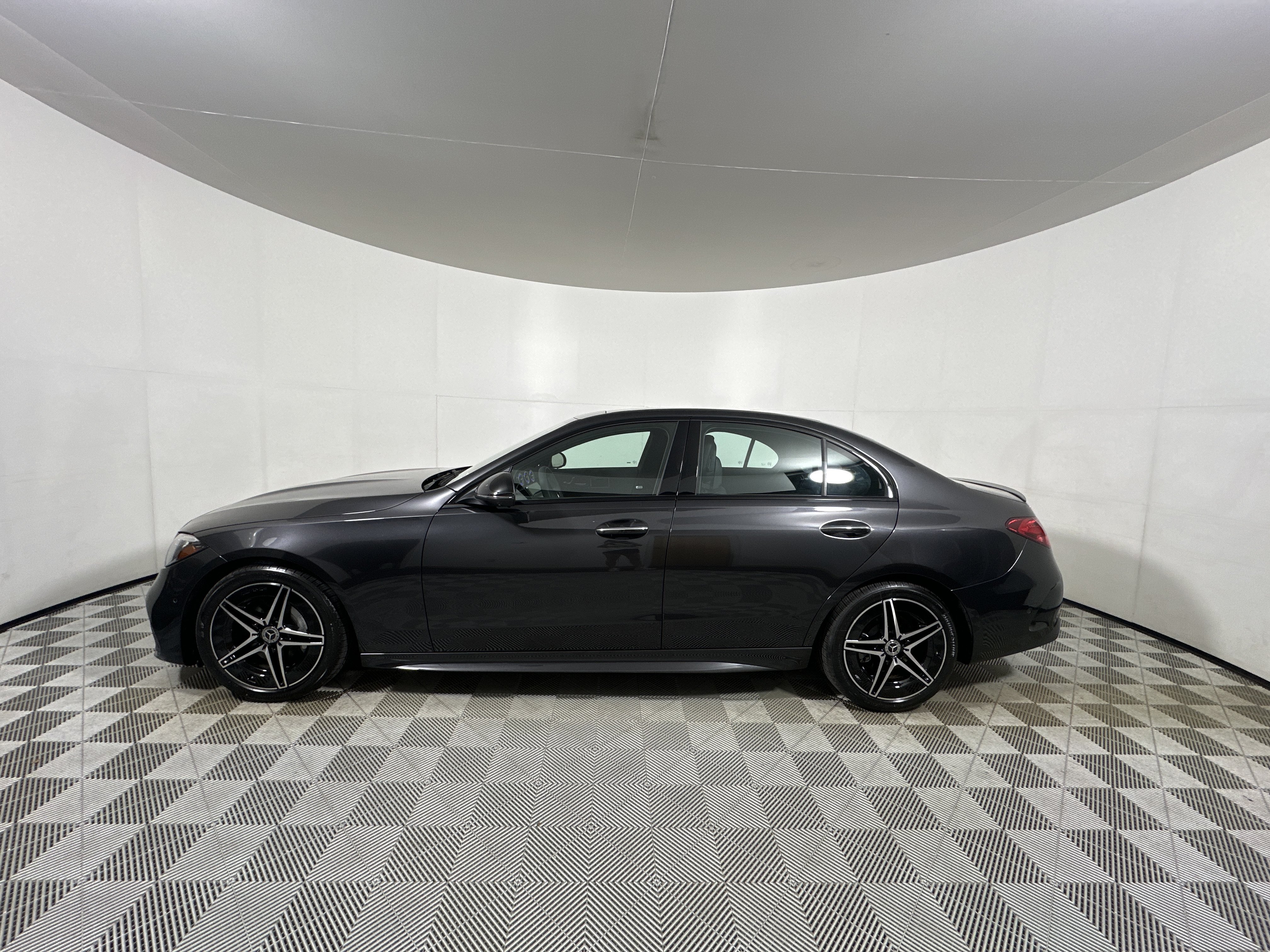 New 2026 GRAPHITE GREY METALLIC Mercedes-Benz C 300 image 4