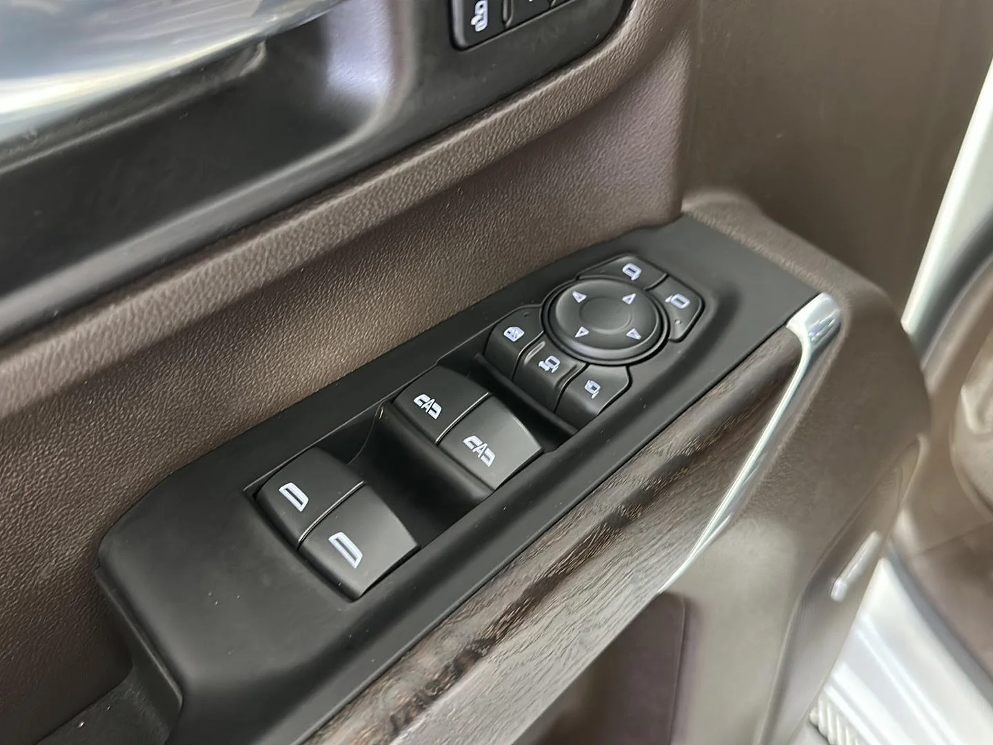 Used 2022 Quicksilver Metallic GMC Denali image 9