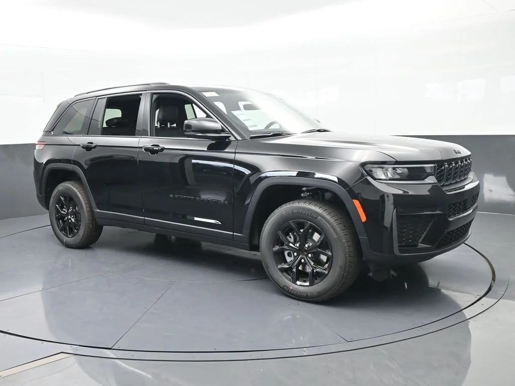 New 2026 Diamond Black Crystal Pearl-Coat Exterior Paint Jeep Altitude image 8