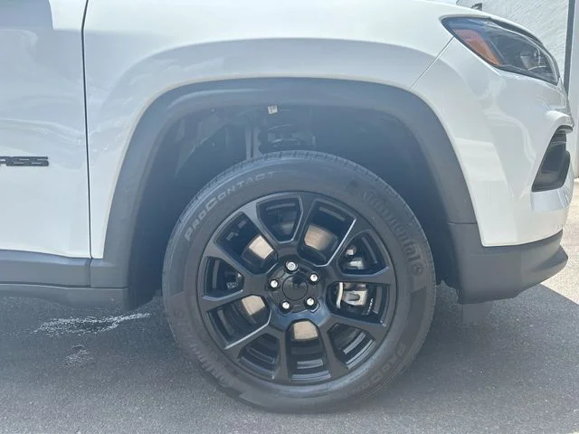 Used 2023 White Jeep Latitude image 12