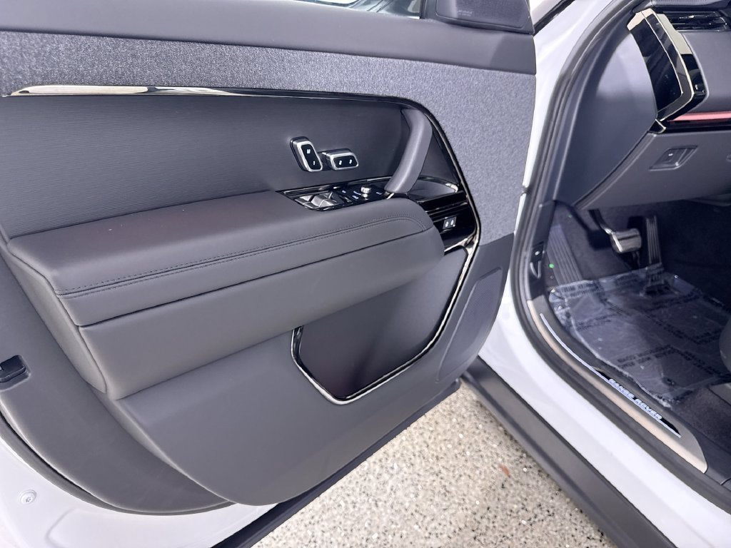 New 2026  Land Rover Dynamic SE image 13