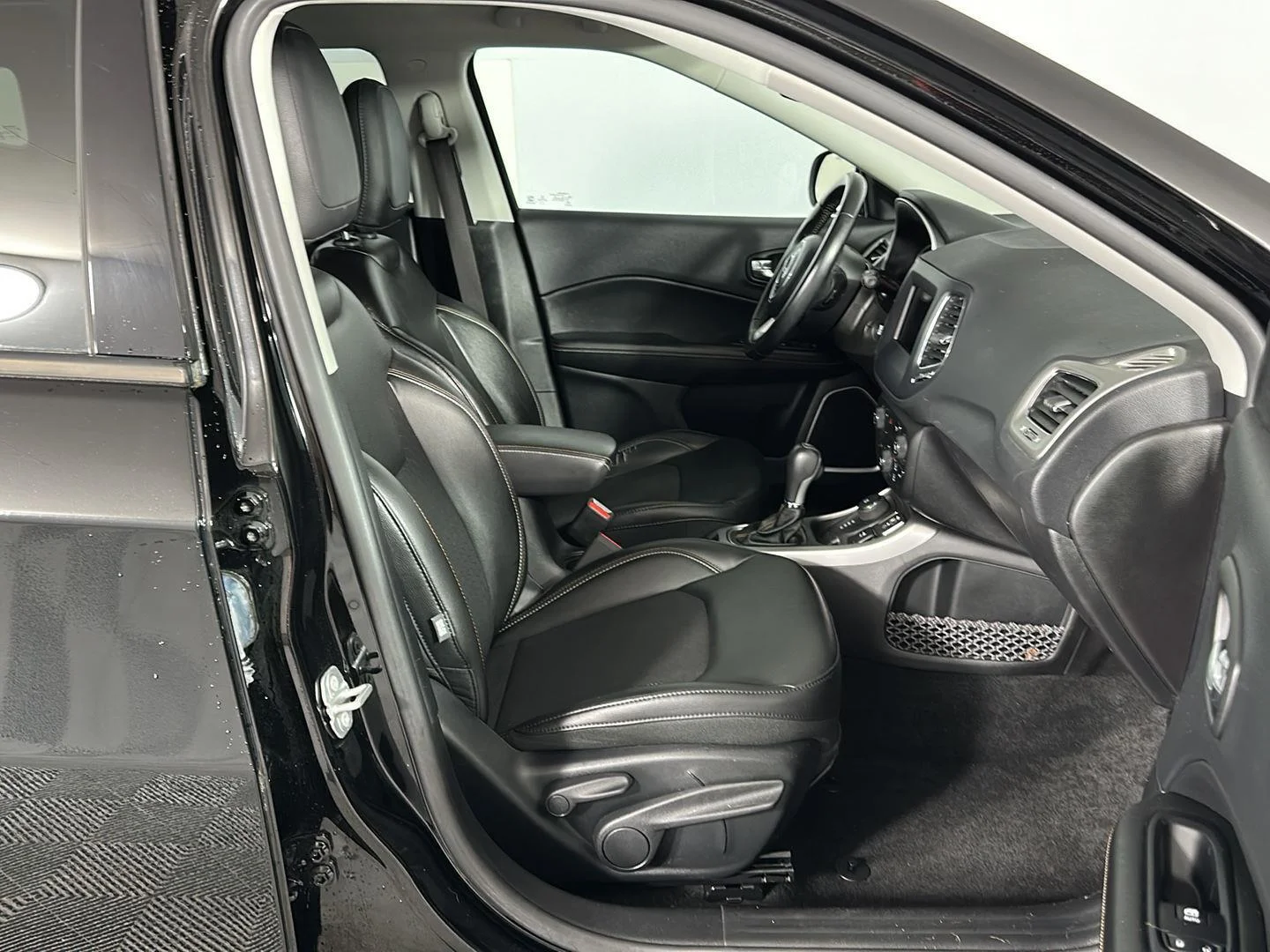 Used 2020 Diamond Black Crystal Pearlcoat Jeep Latitude image 25