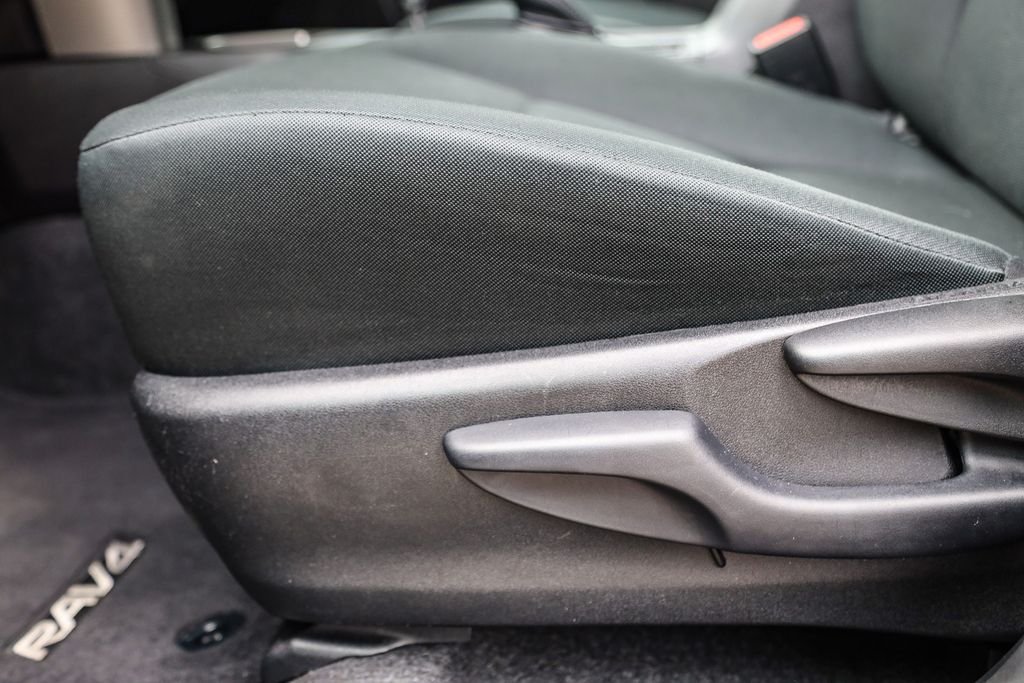 2017 Toyota RAV4 LE - Photo 21