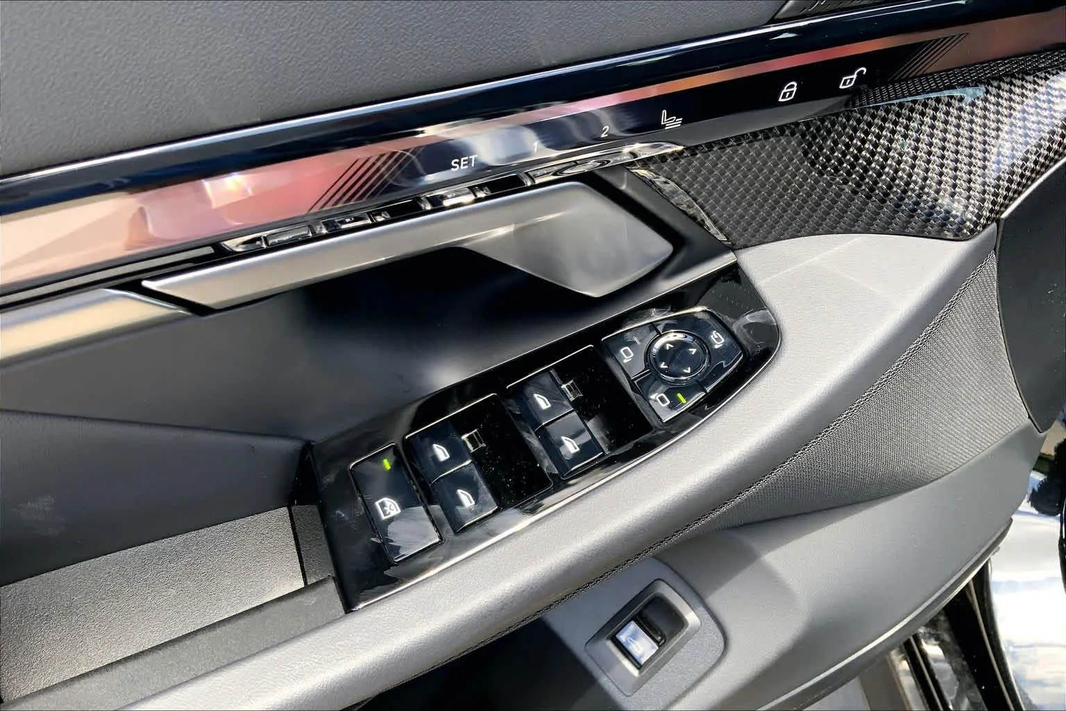 New 2026 Black Sapphire Metallic BMW 550e xDrive image 18
