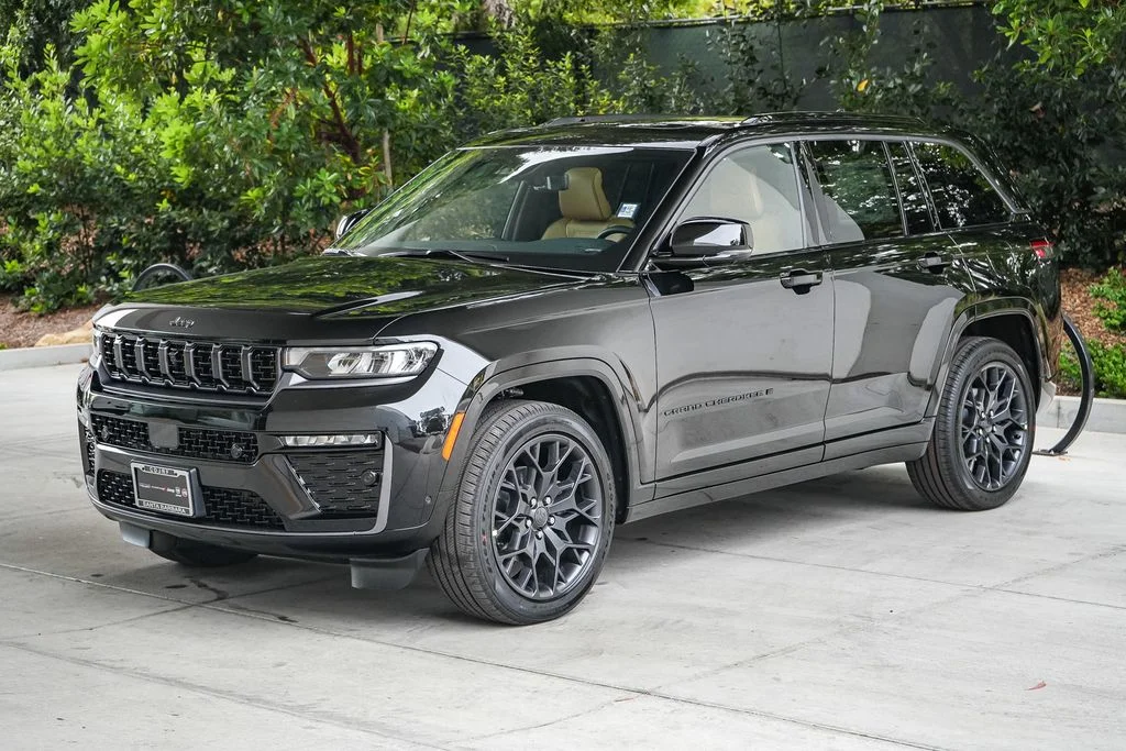 New 2026 Diamond Black Crystal Pearl-Coat Exterior Paint Jeep Summit image 3