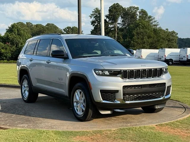 New 2026 Silver Zynith Exterior Paint Jeep Laredo image 9