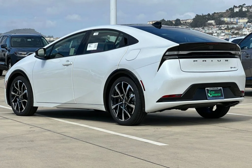 New 2027 Wind Chill Pearl <sup>1</sup> Toyota  XSE image 6