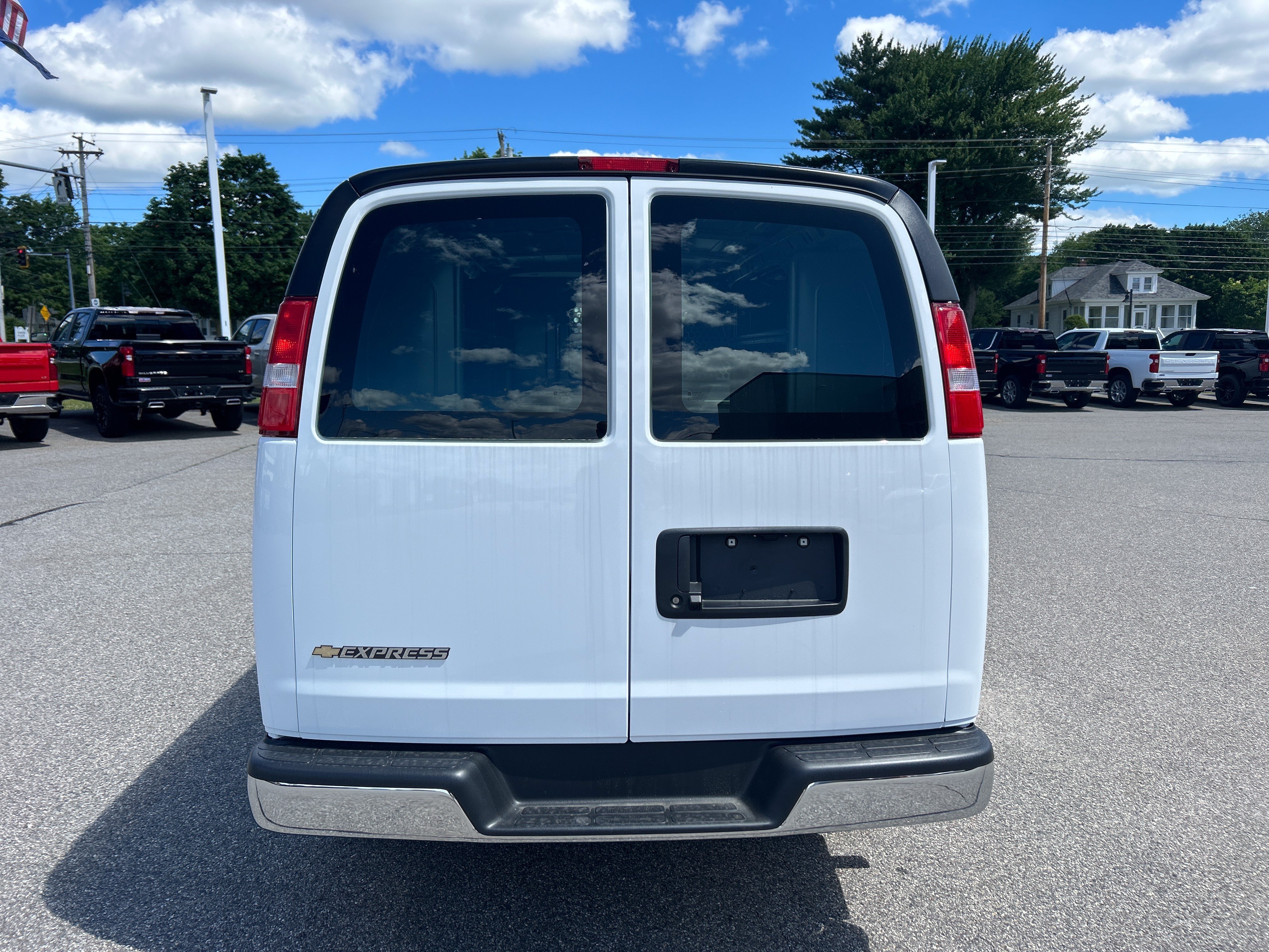 New 2026 Summit White Chevrolet WT image 4