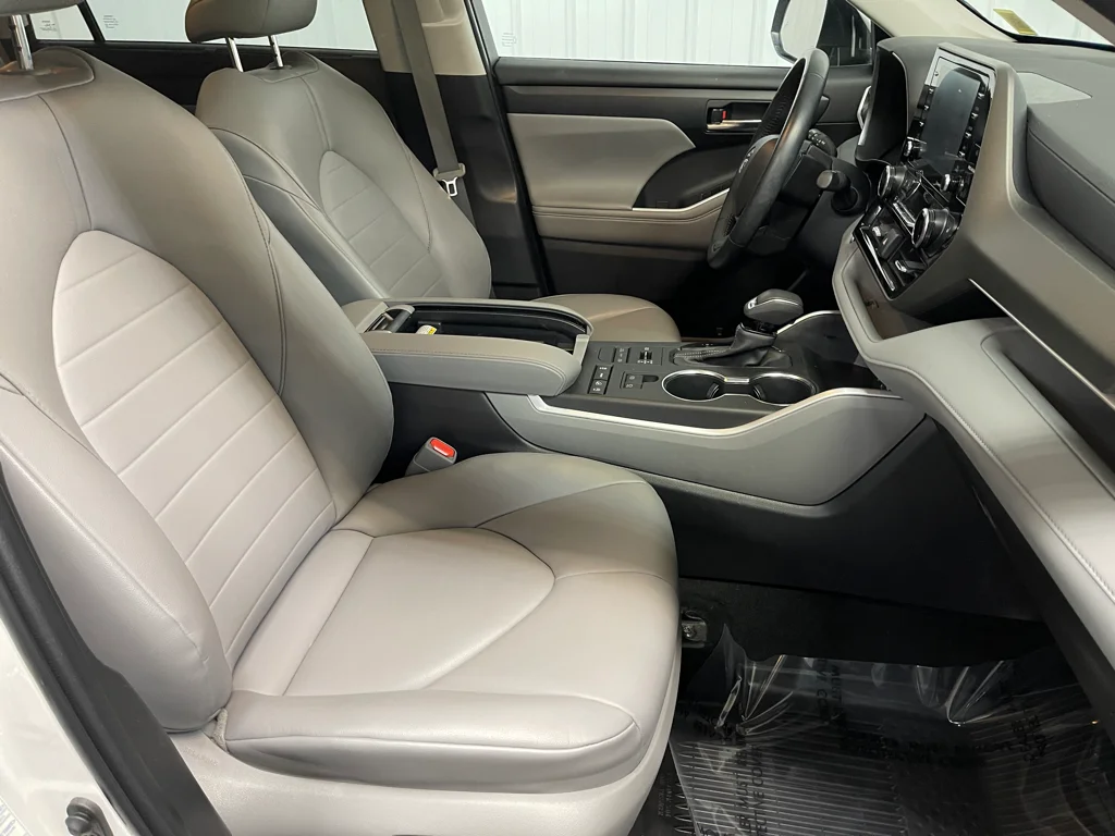 Used 2022 Beige Toyota XLE image 31
