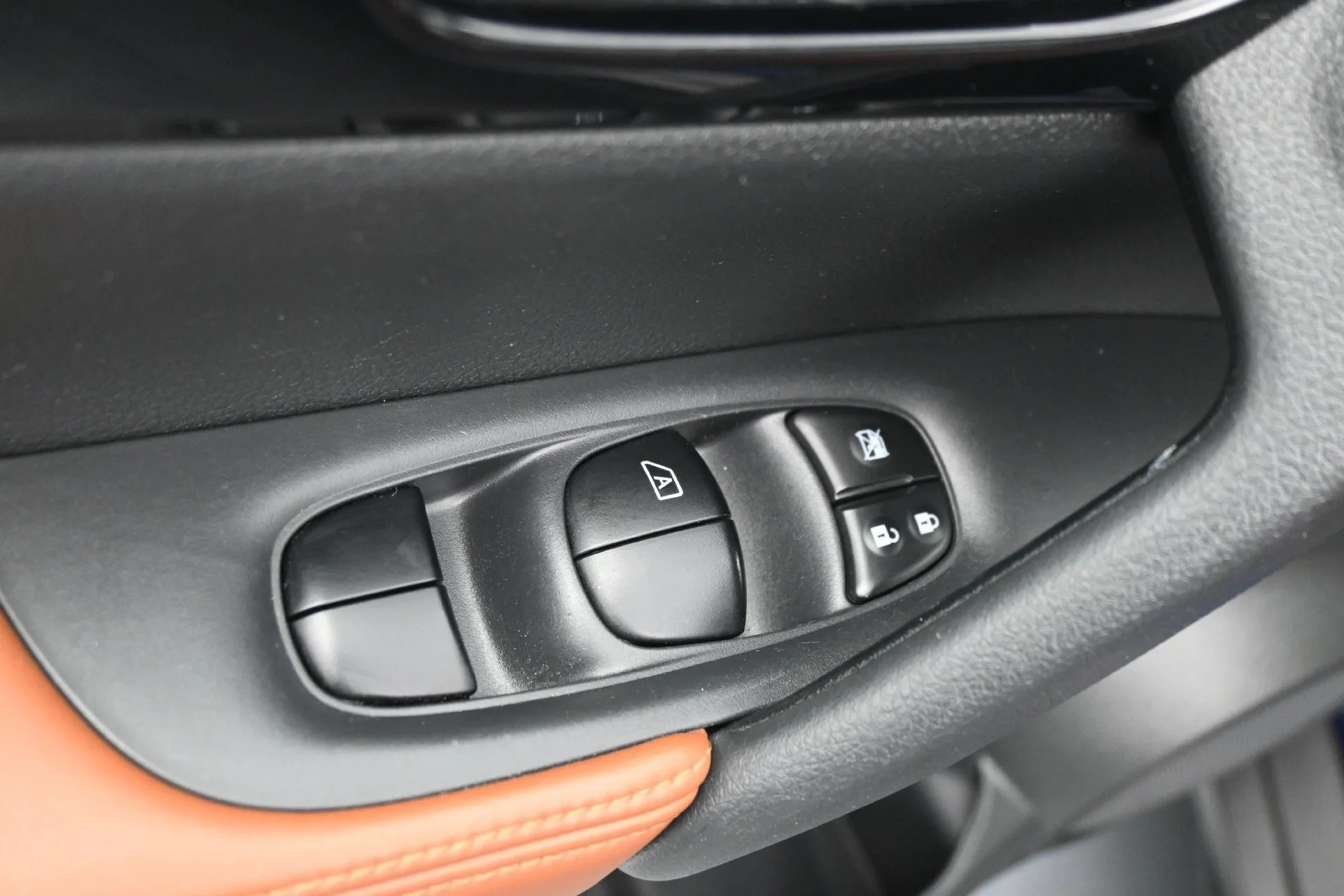 Used 2017 Caspian Blue Nissan SL image 22