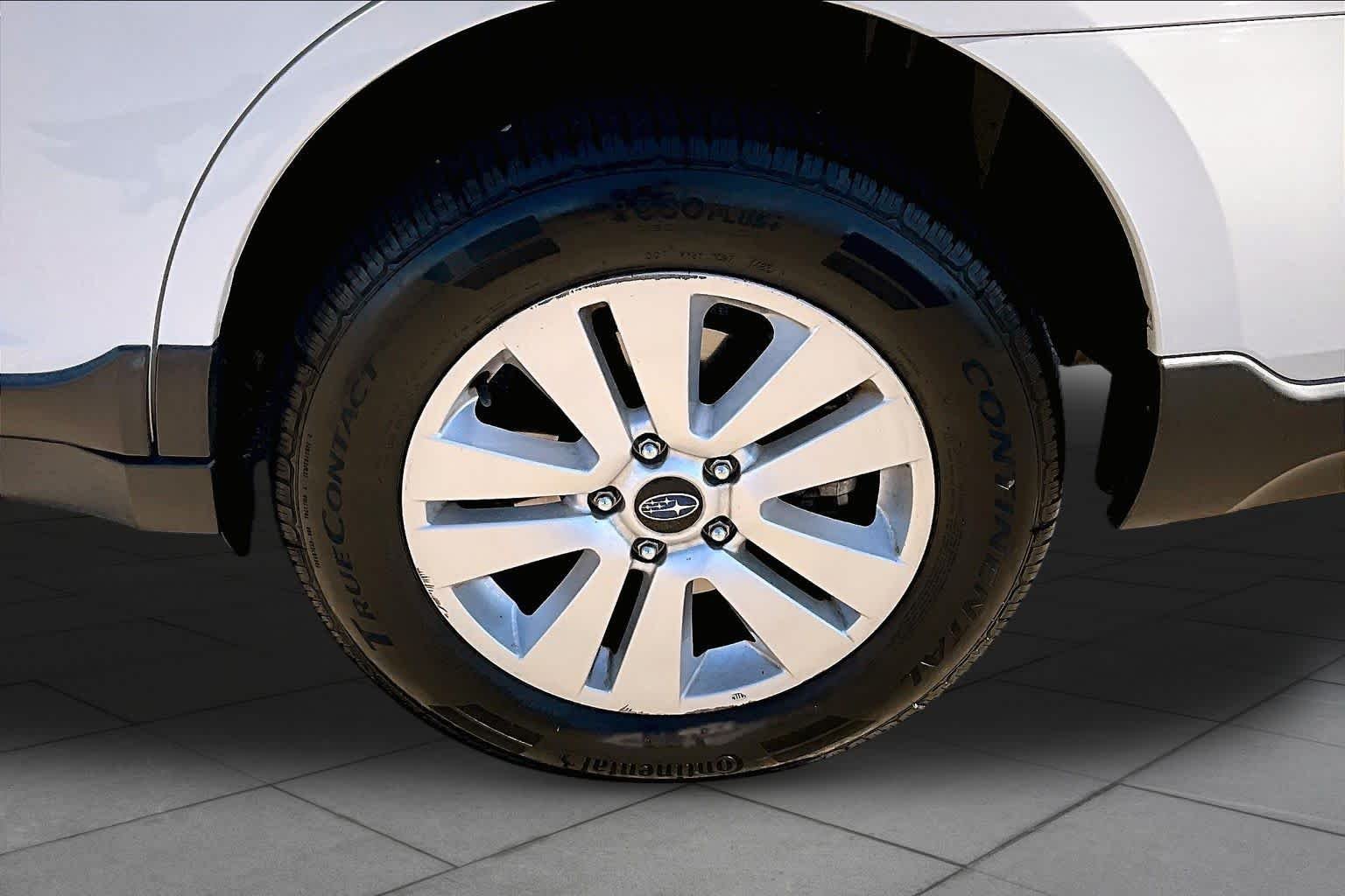 Used 2015 Crystal White Pearl Subaru 2.5i Premium image 10
